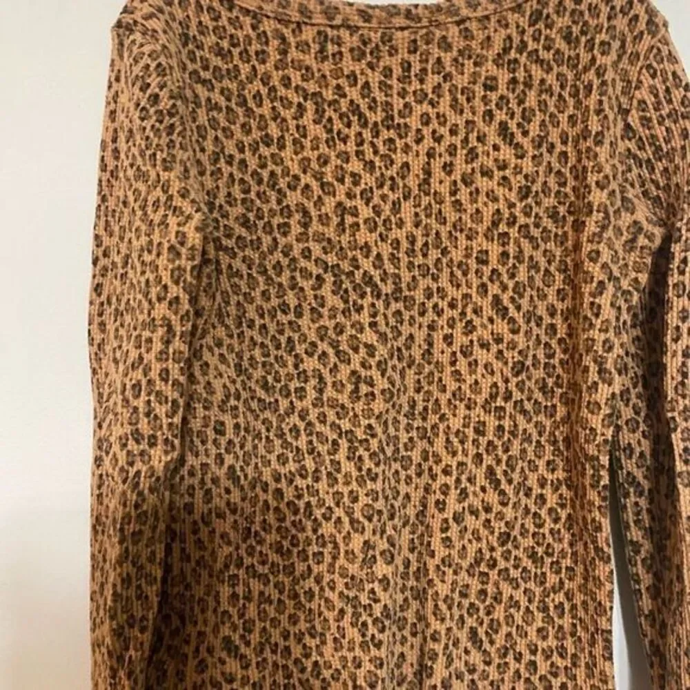 - Gap girls size small long sleeve cheetah‎ print top